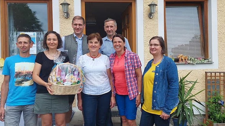 Familie Hagenauer/Reischer mit Stadtrat Christian Köberl, Bundesrätin GR Sandra Böhmwalder und Gemeinderätin Genovefa Scheibenreiter