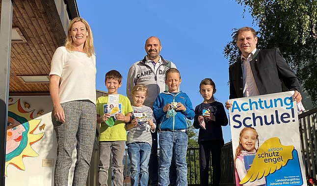 Schulleiterin Karin Heindl, Andreas Zöchling, Katharina Zöchling, Leonhard Lurger, Emilia Sinner, Gemeinderat Martin Seidlböck (hinten) und Stadtrat Christian Köberl