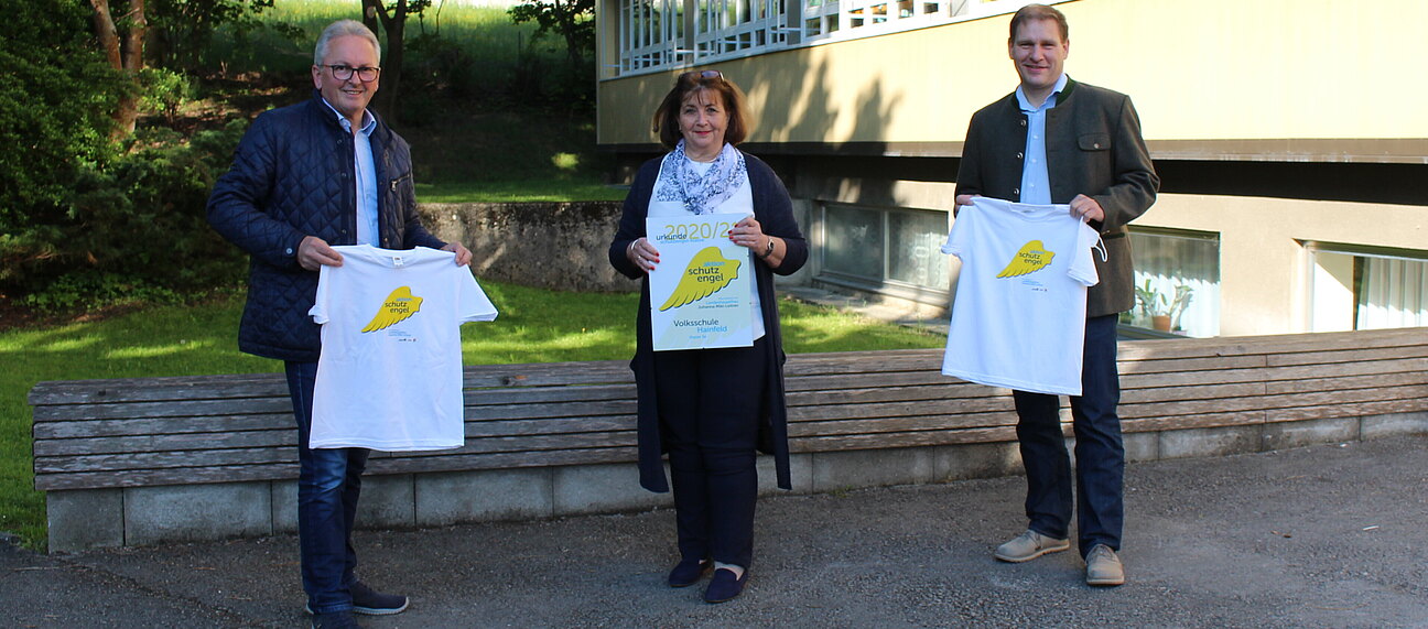 Karl Bader, Herta Smetana und Christian Köberl freuen sich über die T- Shirts für die 3A