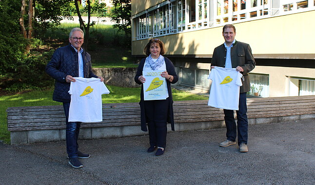 Karl Bader, Herta Smetana und Christian Köberl freuen sich über die T- Shirts für die 3A