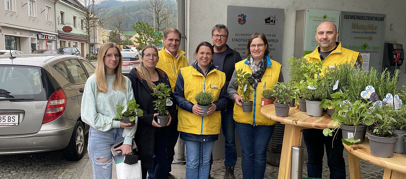 Michaela Hauss mit Tochter Angelina, Stadtrat Christian Köberl, Bernhard Hinterwallner, Gemeinderätin Sandra Böhmwalder, Gemeinderätin Genovefa Scheibenreiter und Gemeinderat Martin Seidlböck