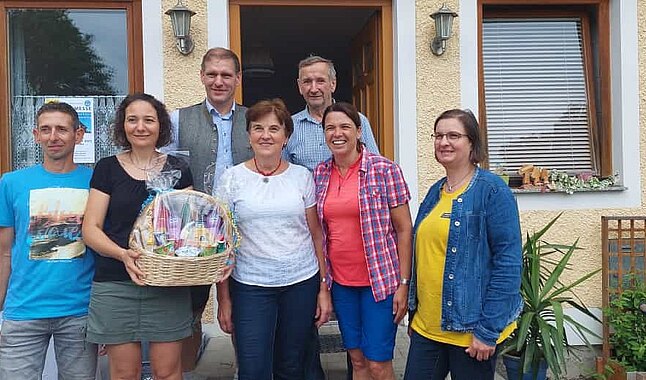 Familie Hagenauer/Reischer mit Stadtrat Christian Köberl, Bundesrätin GR Sandra Böhmwalder und Gemeinderätin Genovefa Scheibenreiter