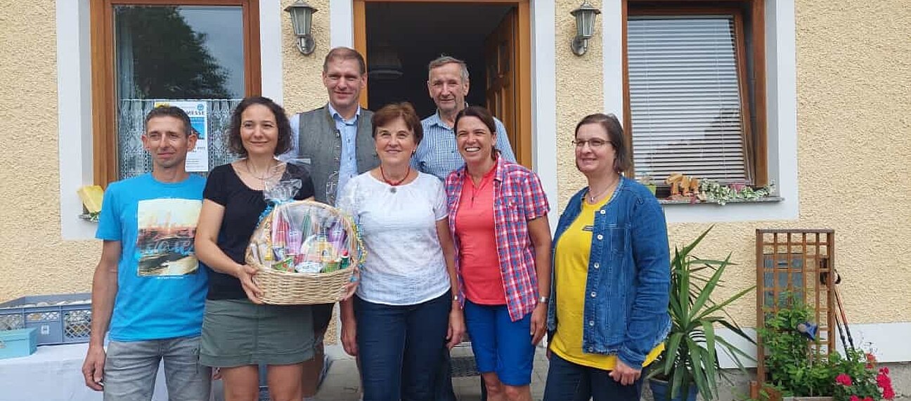 Familie Hagenauer/Reischer mit Stadtrat Christian Köberl, Bundesrätin GR Sandra Böhmwalder und Gemeinderätin Genovefa Scheibenreiter