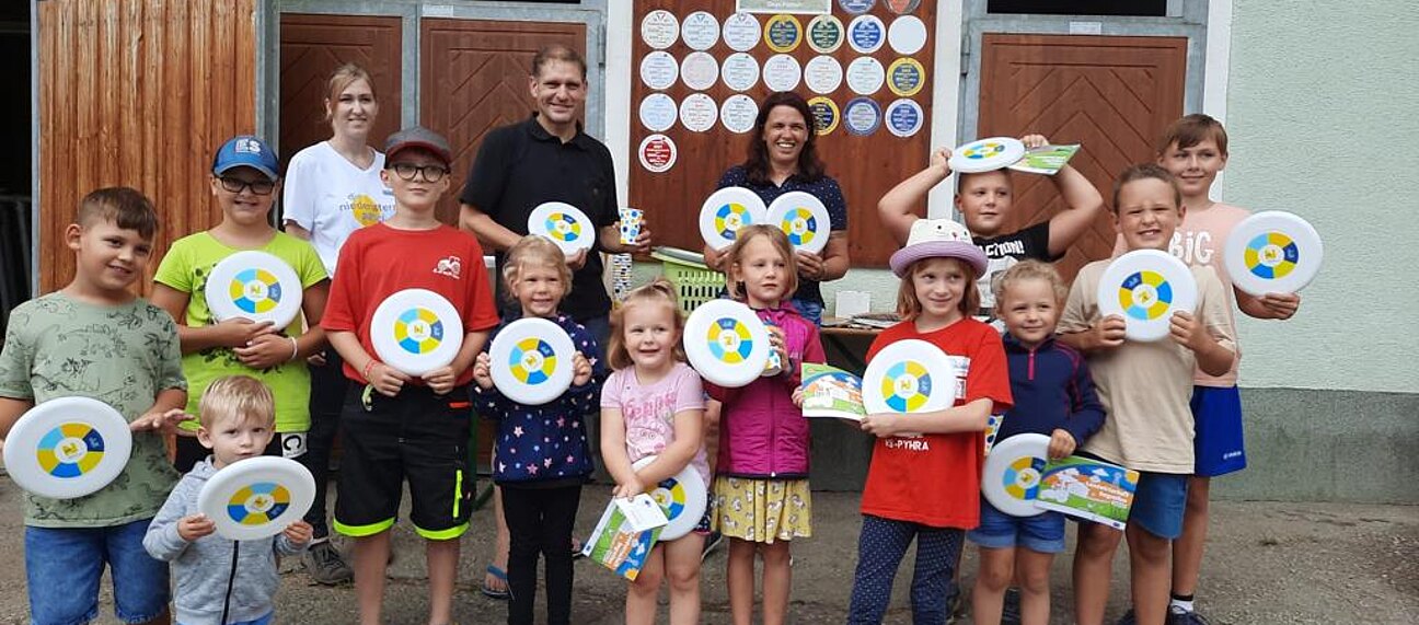 Katrin Heindl, Bezirksparteiobfrau Gemeinderätin Sandra Böhmwalder und Stadtrat Christian Köberl mit den Kindern des Ferienspiels der Volkspartei Hainfeld