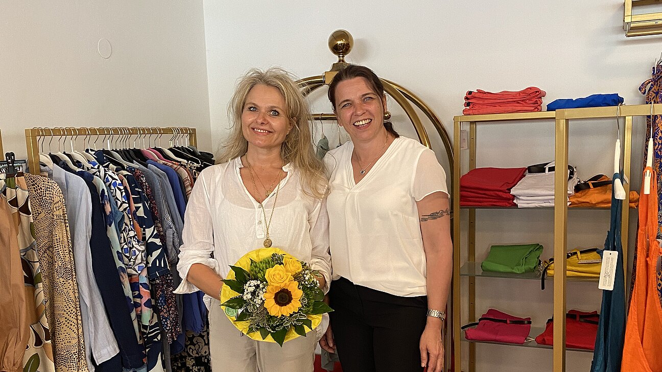 Sandra Böhmwalder gratuliert Catherine Fischer zum Jubiläum