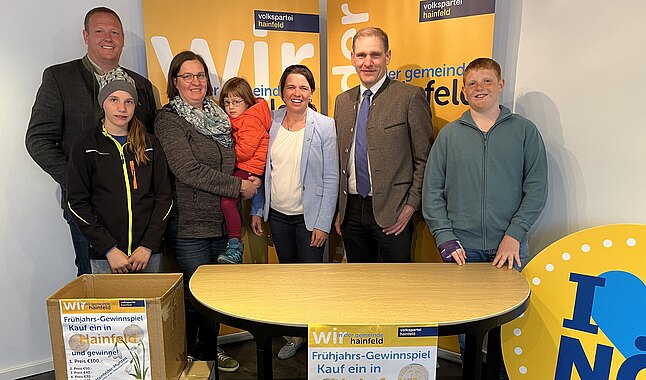 Gemeinderat Helmut Schmölz mit Tochter Lydia Schmölz, Gemeinderätin Genovefa Scheibenreiter mit Enkelin Marlene Kahrer, Bundesrätin Sandra Böhmwalder, Stadtrat Christian Köberl und Lukas Schmö