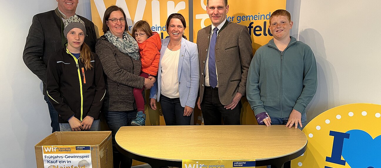 Gemeinderat Helmut Schmölz mit Tochter Lydia Schmölz, Gemeinderätin Genovefa Scheibenreiter mit Enkelin Marlene Kahrer, Bundesrätin Sandra Böhmwalder, Stadtrat Christian Köberl und Lukas Schmö