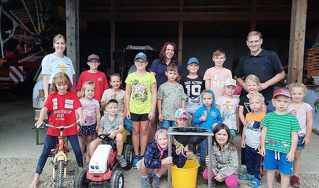 Katrin Heindl, Bezirksparteiobfrau Gemeinderätin Sandra Böhmwalder und Stadtrat Christian Köberl mit den Kindern des Ferienspiels der Volkspartei Hainfeld