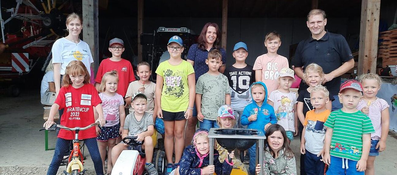 Katrin Heindl, Bezirksparteiobfrau Gemeinderätin Sandra Böhmwalder und Stadtrat Christian Köberl mit den Kindern des Ferienspiels der Volkspartei Hainfeld