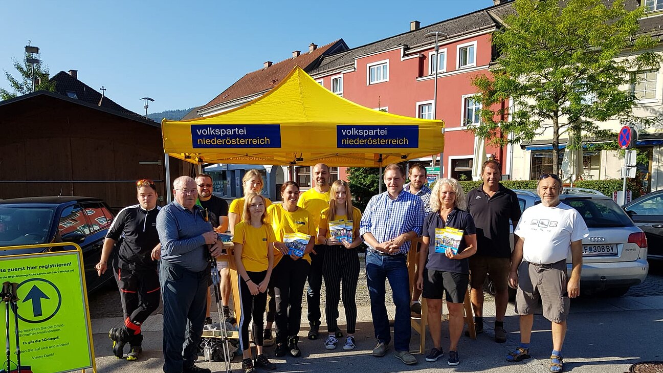 Volkspartei Stadt – und Gemeinderäte begrüßen die ersten Wanderer am Hauptplatz Hainfeld