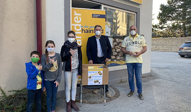 Die Glücksengerl die Geschwister, Theresa, Anita und Andreas Zöchling, Stadtrat Christian Köberl, GR Martin Seidlböck