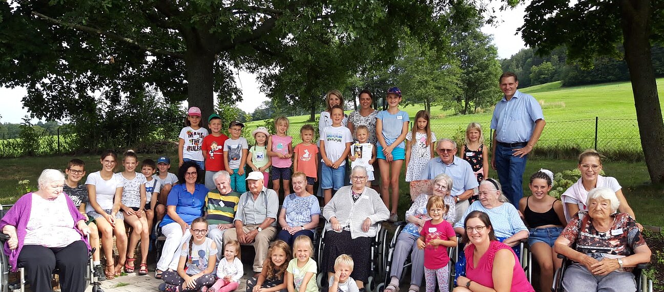 Kinder, Bewohner und Eltern, die am Ferienspiel teilgenommen haben, Direktorin Gabriela Galeta, Gemeinderätin Sandra Böhmwalder, Stadtrat Christian Köberl, Gemeinderätin Genovefa Scheibenreiter und Luitgard Parzer 