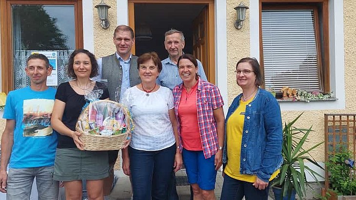 Familie Hagenauer/Reischer mit Stadtrat Christian Köberl, Bundesrätin GR Sandra Böhmwalder und Gemeinderätin Genovefa Scheibenreiter