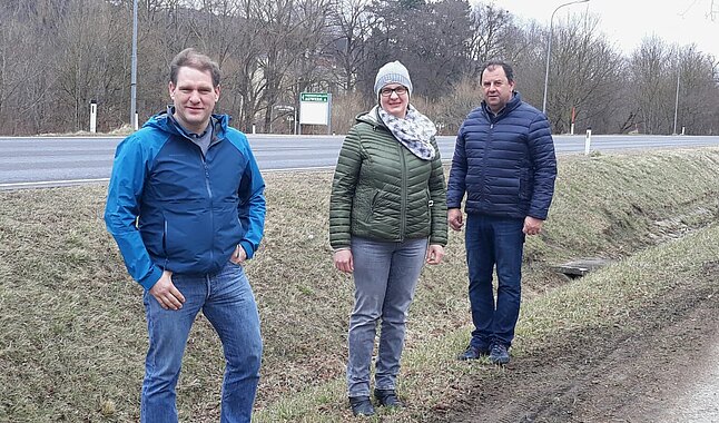 Stadtrat Christian Köberl, Gemeinderätin Genovefa Scheibenreiter und Stadtrat Alois Buder bei der Besichtigung für den Fußgängerübergang zwischen B18 und Traisnerstraße vis a vis Einfahrt Campingplatz