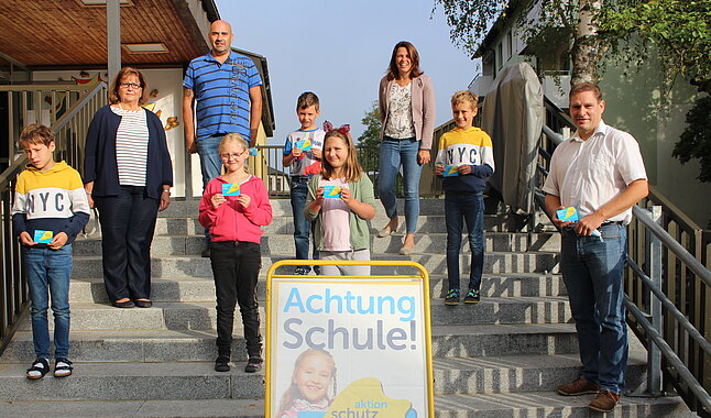 Philip Reischer , Direktorin Hertha Smetana, Gemeinderat Martin Seidlböck, Gemeinderätin Sandra Böhmwalder, Annalena Riedmüller, Johannes Reischer, Vanessa Wallner, Maximilian Reischer mit Stadtrat Christian Köberl