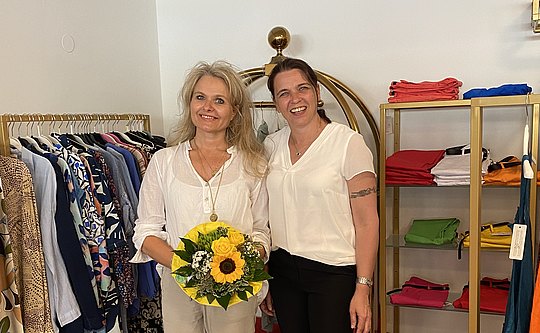 Sandra Böhmwalder gratuliert Catherine Fischer zum Jubiläum