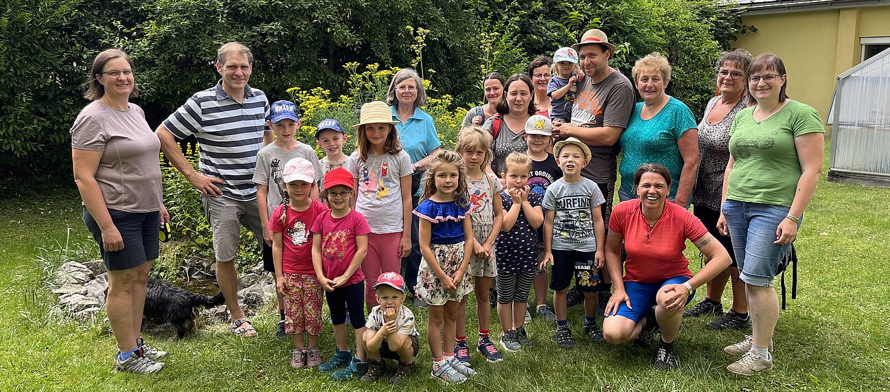 Gemeinderätin Genovefa Scheibenreiter,  Stadtrat Christian Köberl und die Arbeitskreisleiterin Gemeinderätin Sandra Böhmwalder gemeinsam mit den Wanderern und den Kindern.