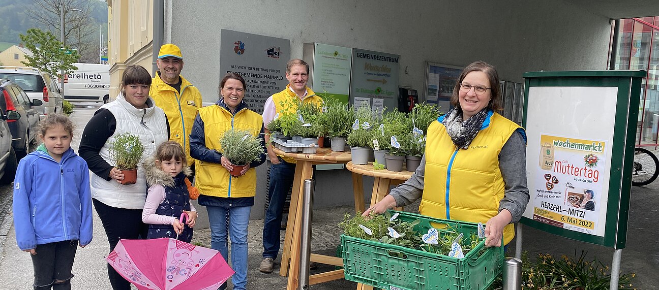 Mama Melanie Vonwald mit Tochter Enemie und Nichte Maja, Gemeinderat Martin Seidlböck, Gemeinderätin Sandra Böhmwalder, Stadtrat Christian Köberl und Gemeinderätin Genovefa Scheibenreiter