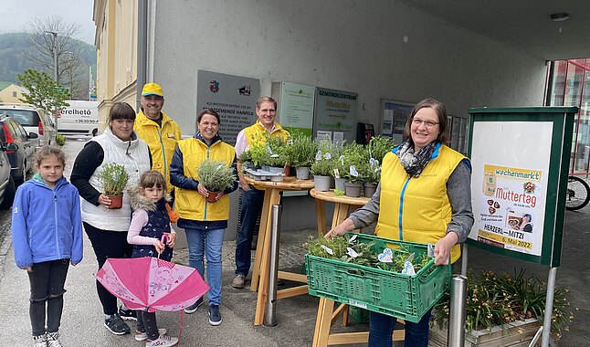 Mama Melanie Vonwald mit Tochter Enemie und Nichte Maja, Gemeinderat Martin Seidlböck, Gemeinderätin Sandra Böhmwalder, Stadtrat Christian Köberl und Gemeinderätin Genovefa Scheibenreiter